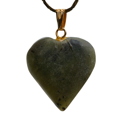 Vėrinys su nefrito pakabuku