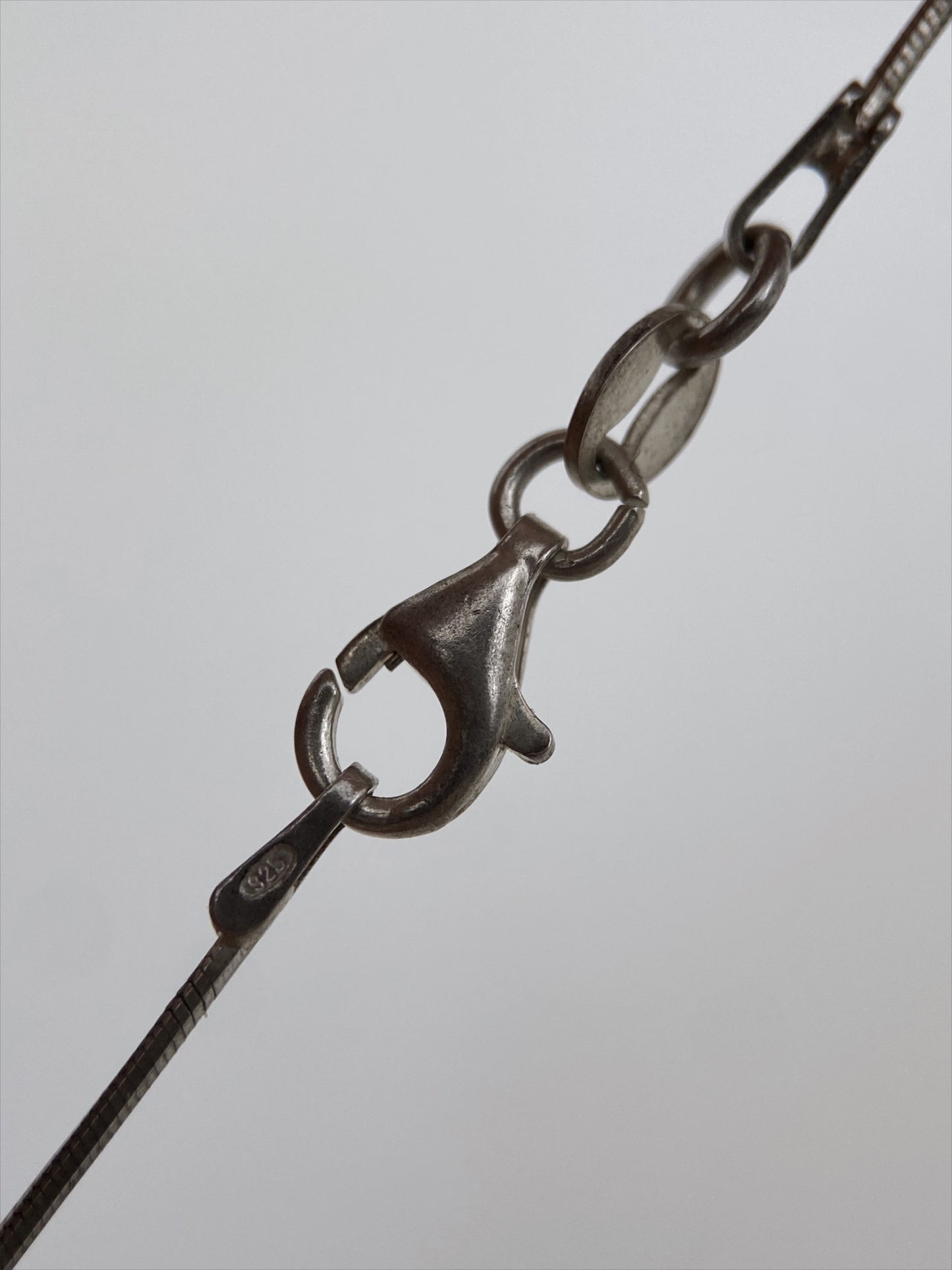 “Anderssons Gravyr & Guldsmedsverk” sidabro vėrinys