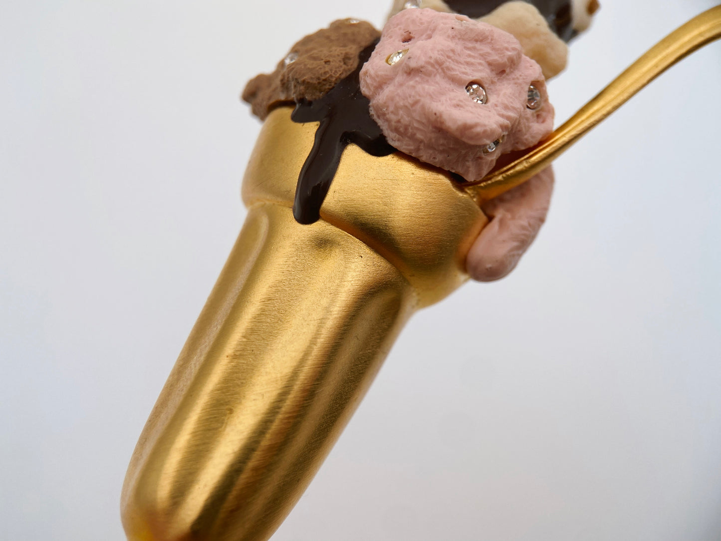 “Bob Mackie” sagė „Ice Cream Sundae“