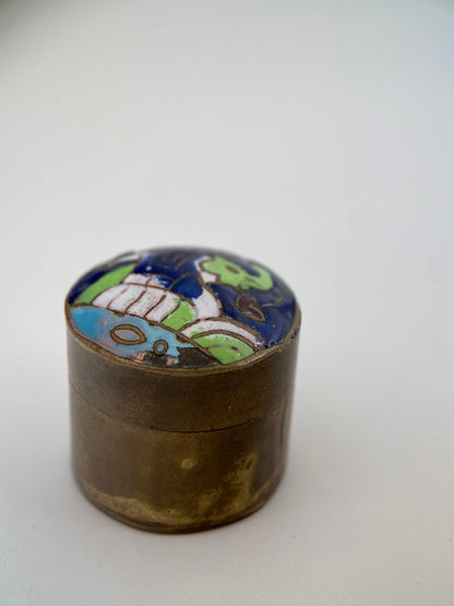 Miniatiūrinė vintažinė dėžutė su “cloisonné” emalio dangteliu
