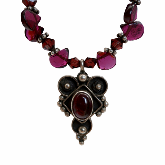 Granato ir sidabro vėrinys