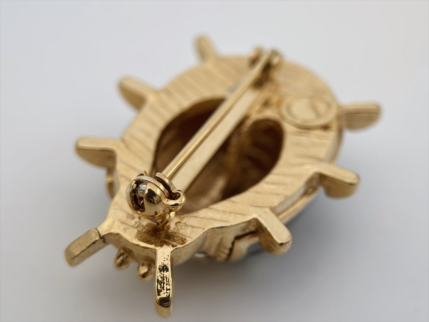 “St. John” paauksuota sagė