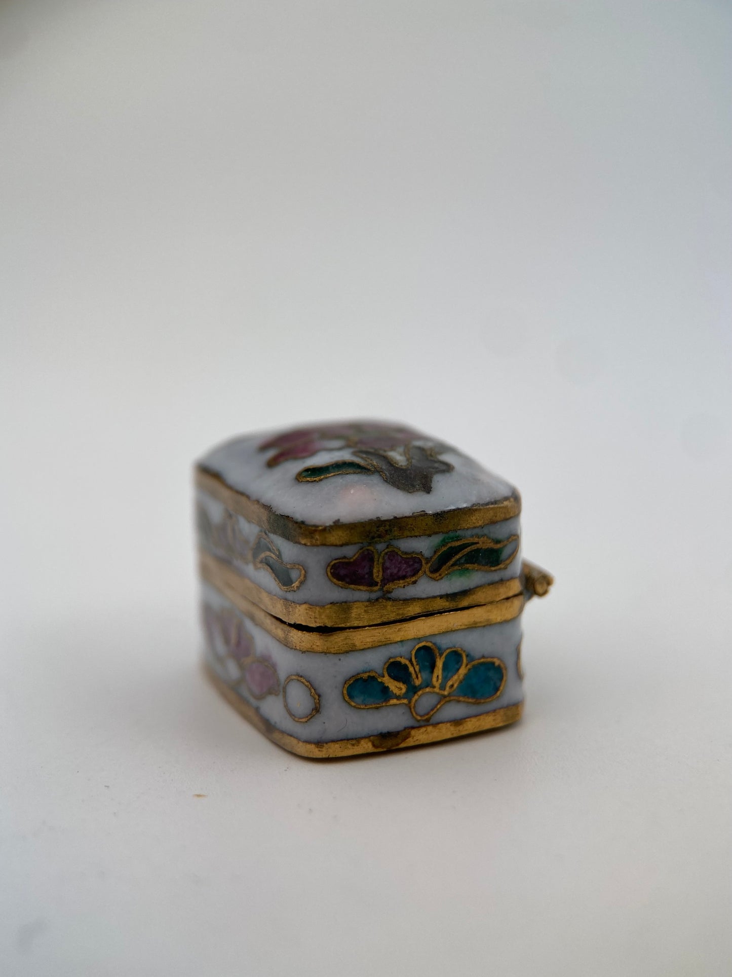 Miniatiūrinė vintažinė “cloisonné” emalio dėžutė