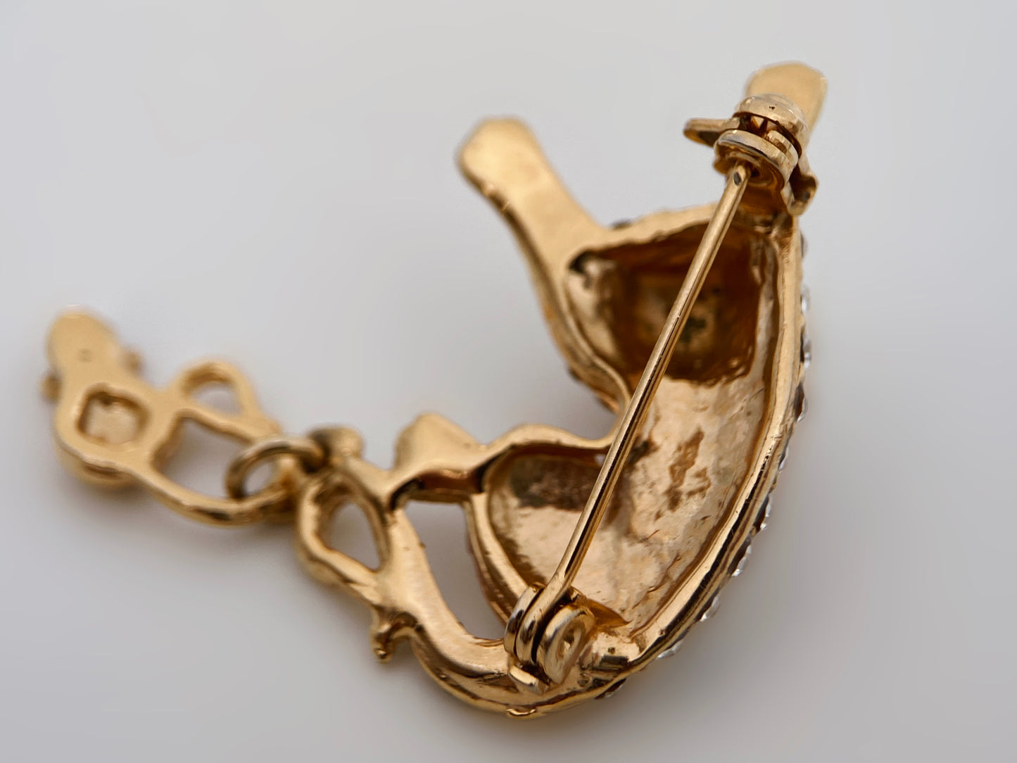 Vintažinė sagė su kristalais