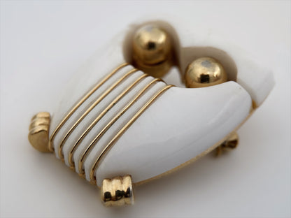 “Crown Trifari” paauksuota sagė