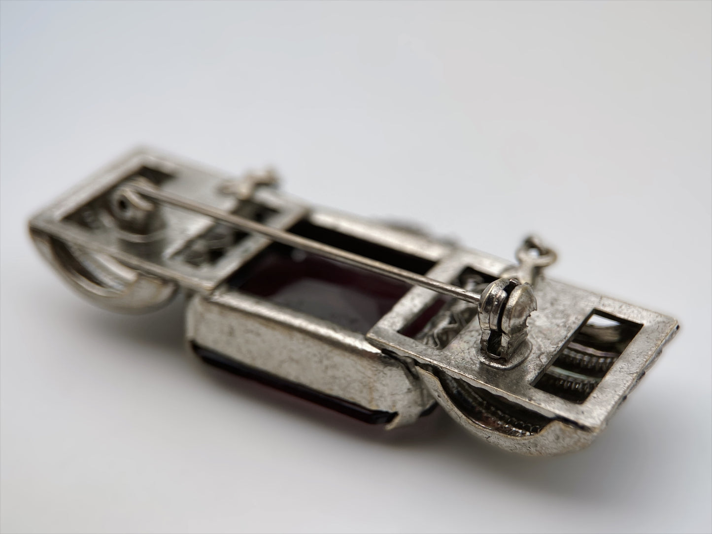 Vintažinė sagė su stiklo kristalu