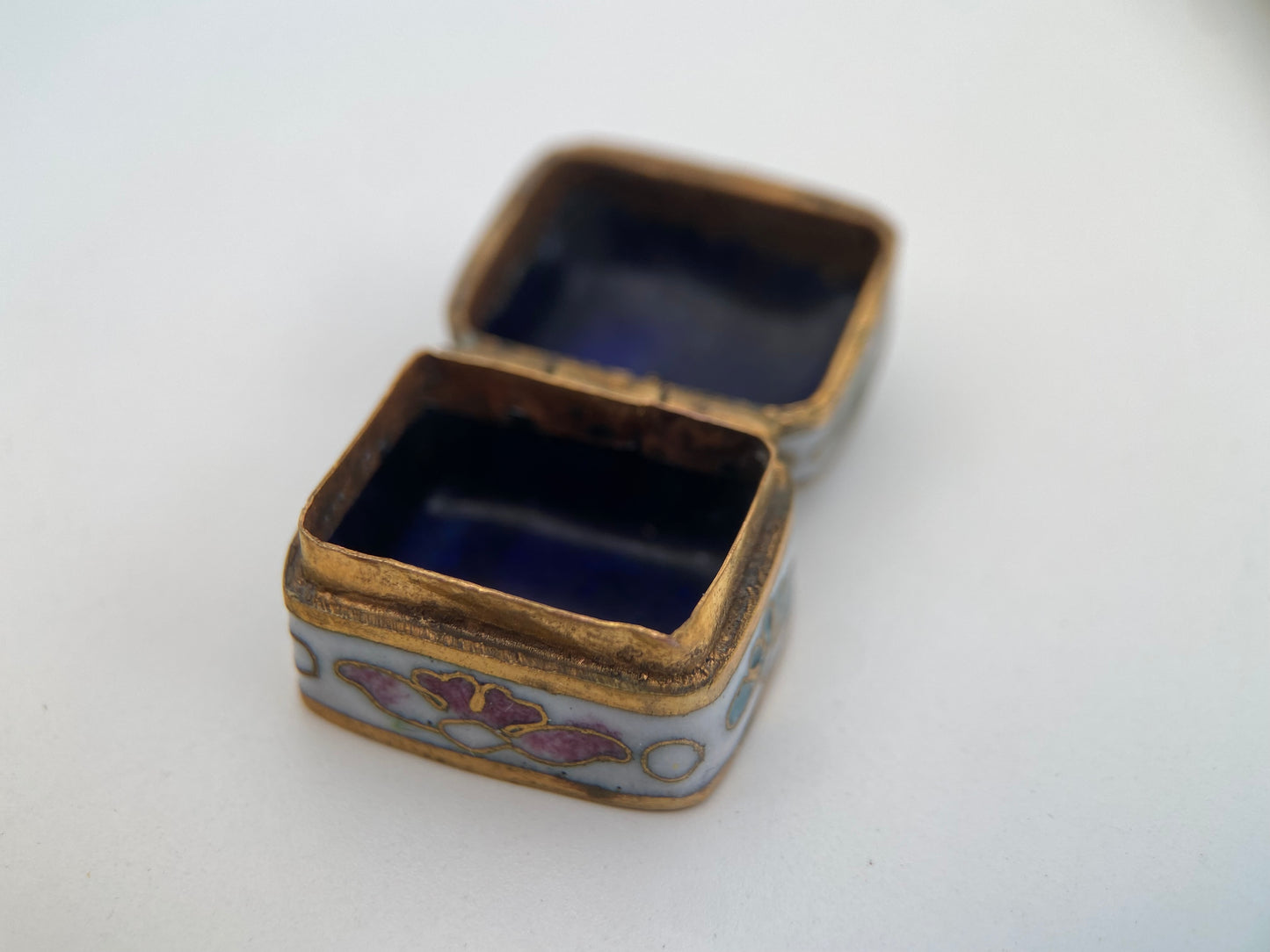 Miniatiūrinė vintažinė “cloisonné” emalio dėžutė