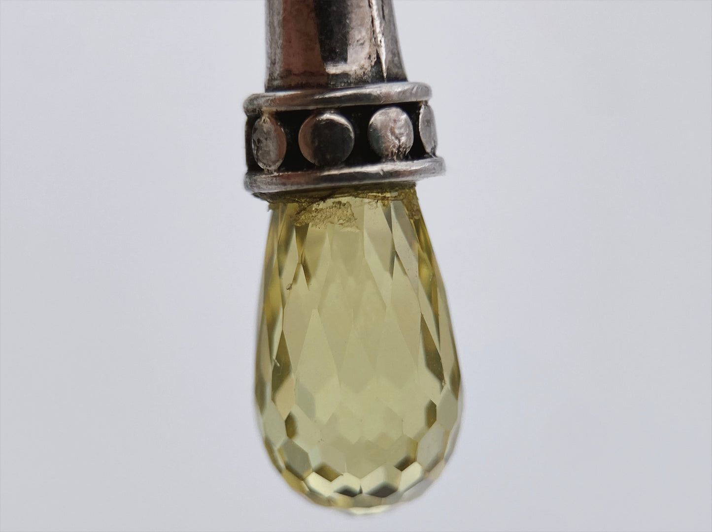 Sidabro auskarai su stiklo pakabukais