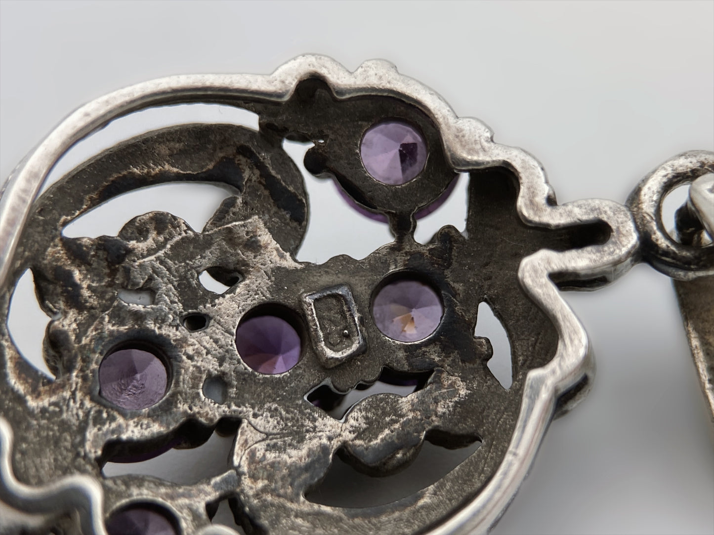 Sidabro pakabukas su stiklo kristalais