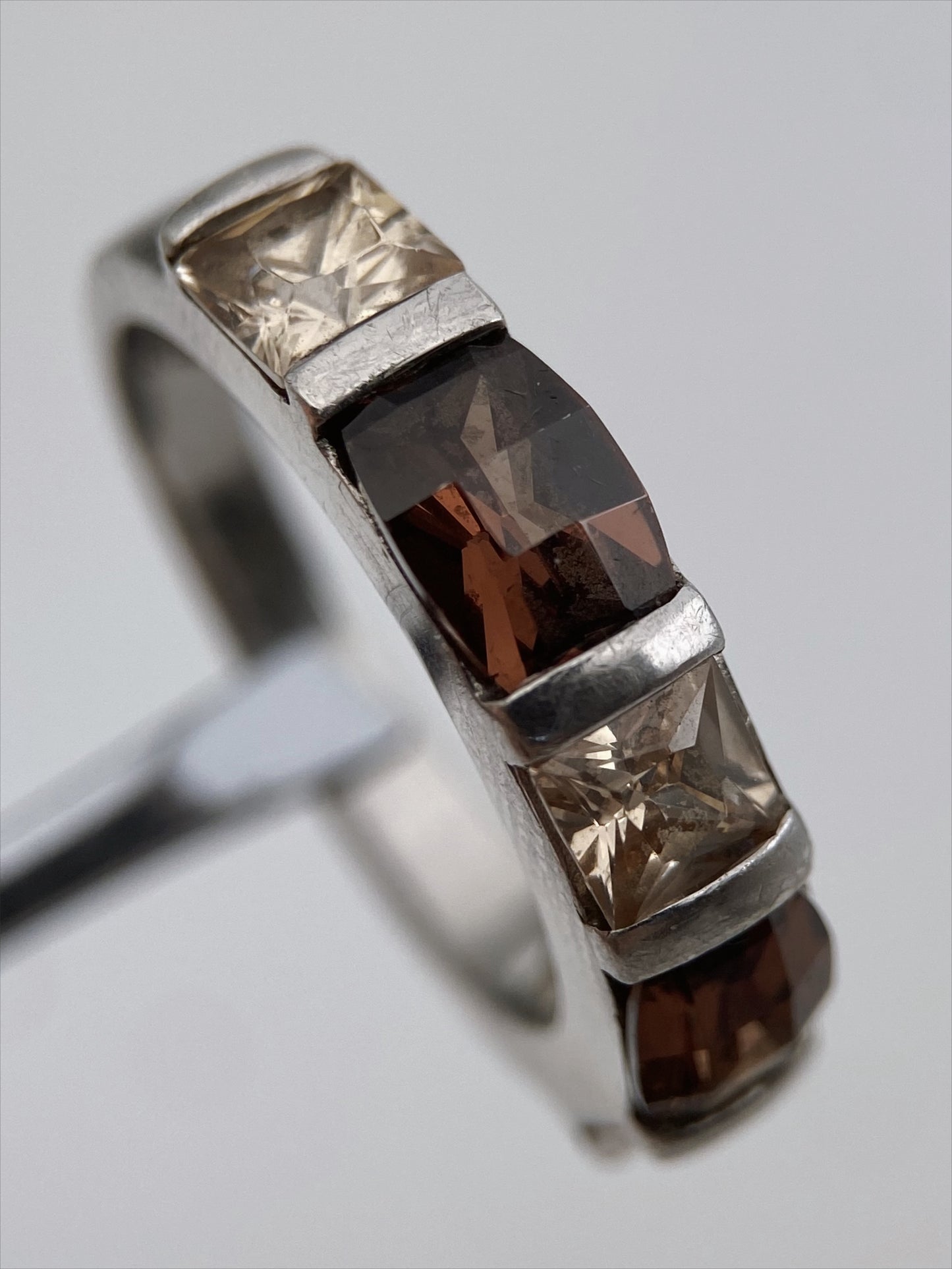 Sidabro auskarai ir žiedas su kristalais