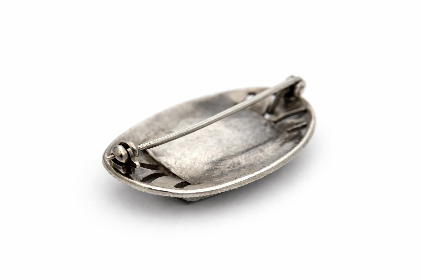 Sidabro sagė su oniksu ir markazitais