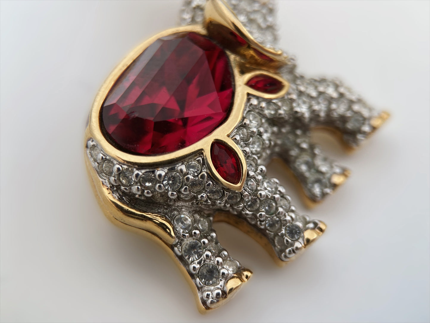 “Swarovski” paauksuota sagė