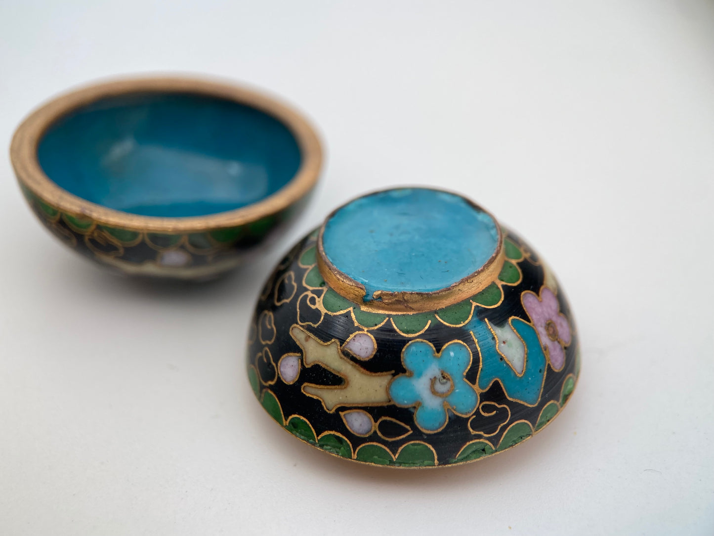 Miniatiūrinė vintažinė “cloisonné” emalio dėžutė