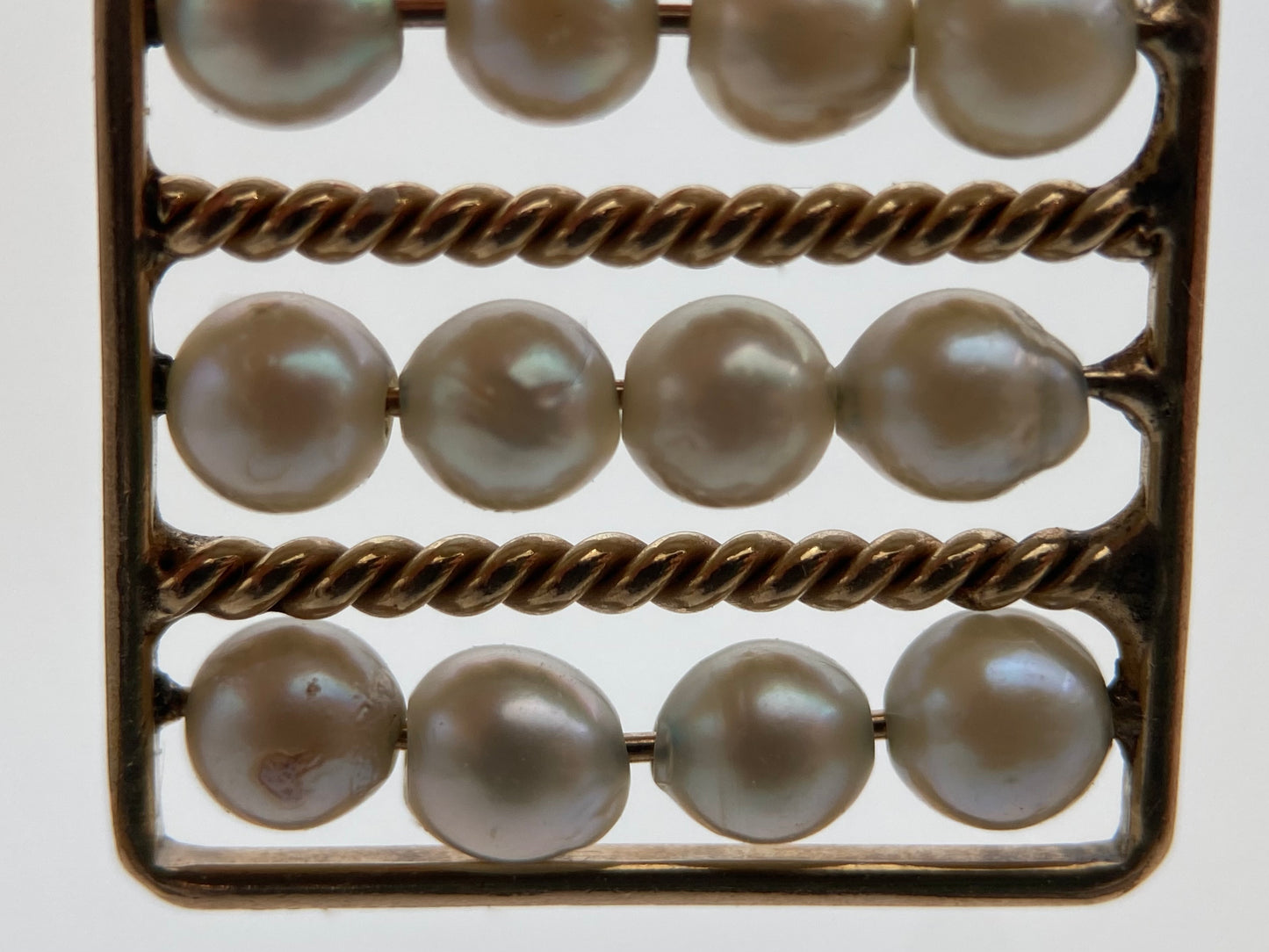 Retro aukso pakabukas su perlais