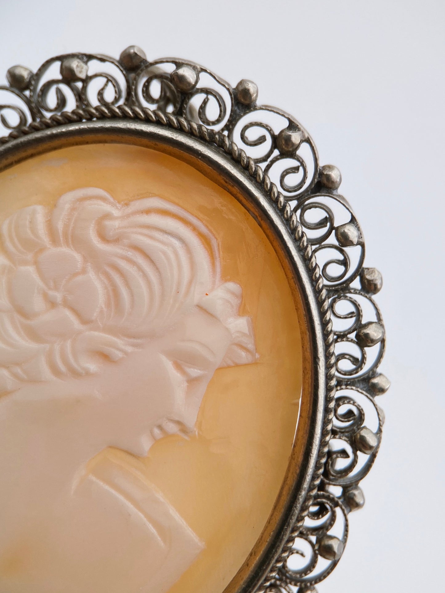 Retro kamėjos sagė/pakabukas iš kriauklės